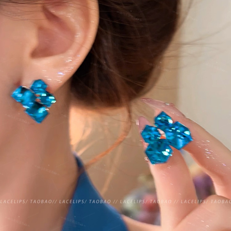 06ee7f2c4ed3f1679ca40e5aa38b045c PJX-121 Crystal Sparkling Korean Earrings – Elegant Shine, Premium Style & Stunning Feminine Charm - Image 3