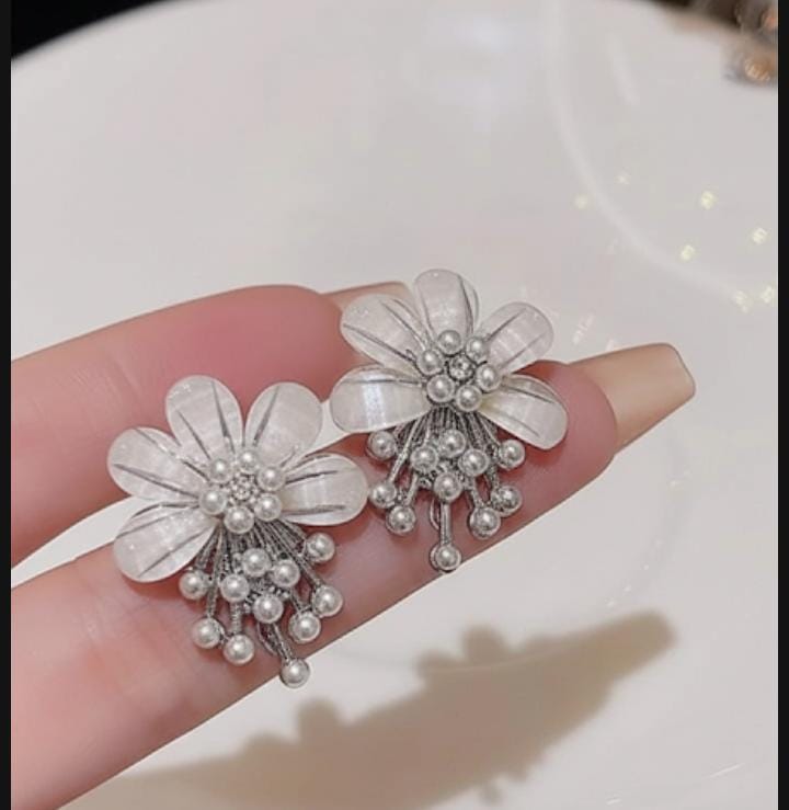 073c289838ef216bc31d535960d7366d ZJX-162 Flower Pearl Korean Earrings – Elegant Design, Stylish Fashion Accessory for Women - Image 2