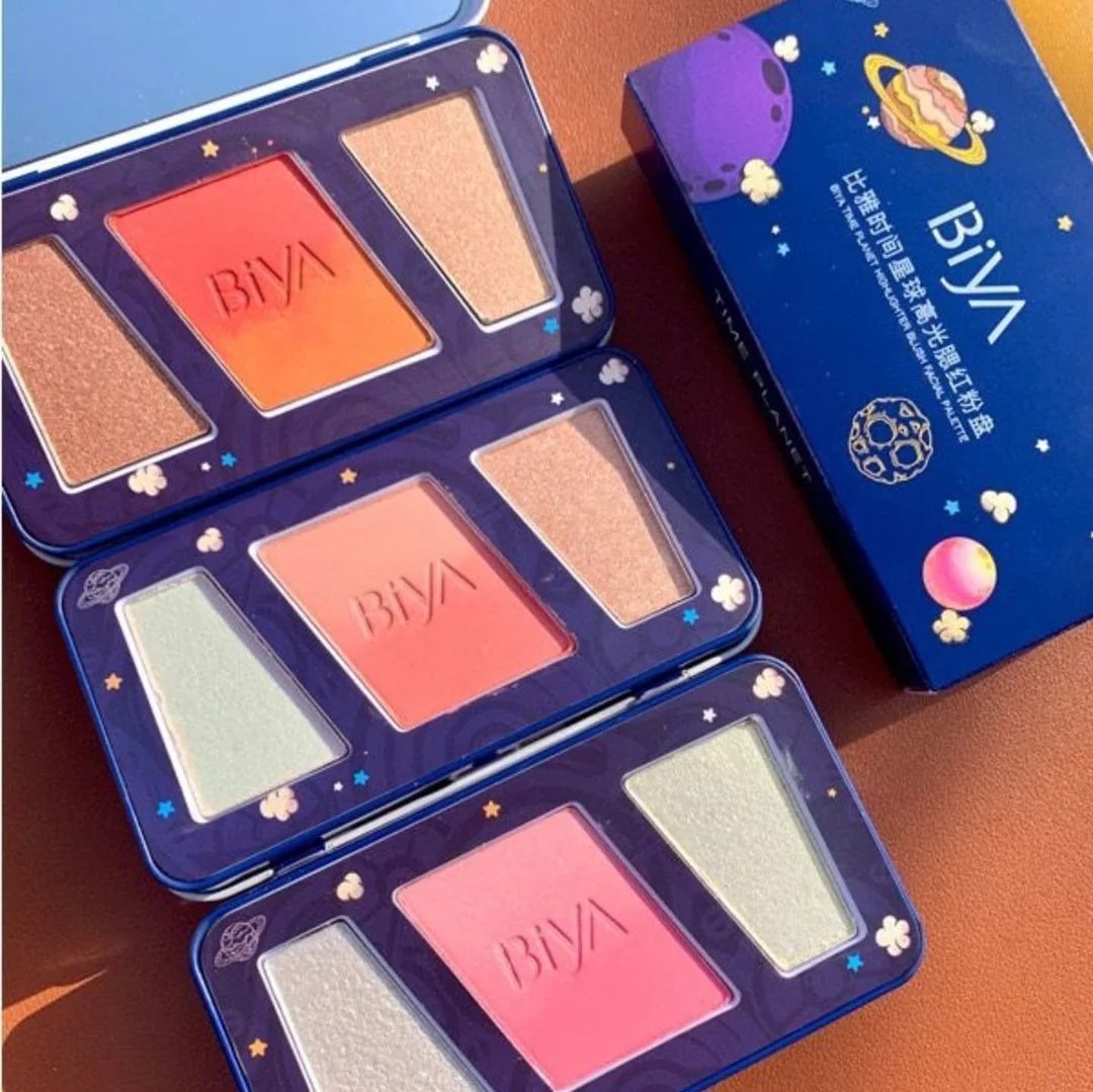 11zon_464476367_8593620490675053_8266812472060108895_n 3 in 1 Colors Facial Blush Gradual Powder Blusher Shimmer Highlighter Three-dimensional Brightening Powder Blusher Palet - Image 5