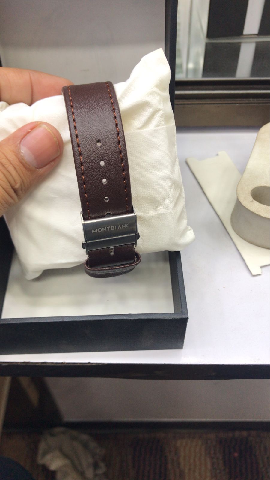 15f5a469a0eecd33f7d92a4d1861594c Police Watch – Elegant Design with Date Display | Rose Gold or Silver Case | Leather Strap | Quartz Movement | Water Res - Image 4
