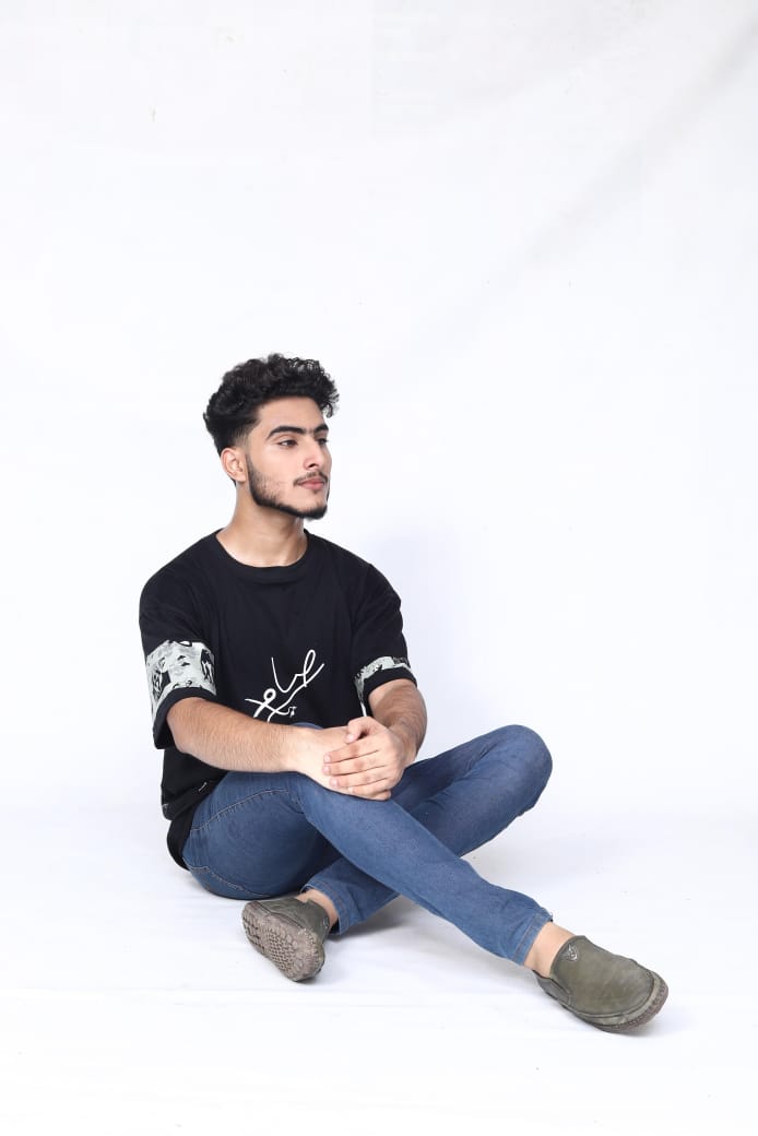 32a7bfe43a051cf9eff6aa235b07b2d9 Professional Fashion Model for Urban Streetwear Apparel: E-commerce Studio Photography, Brand Ambassador, and High-Impac