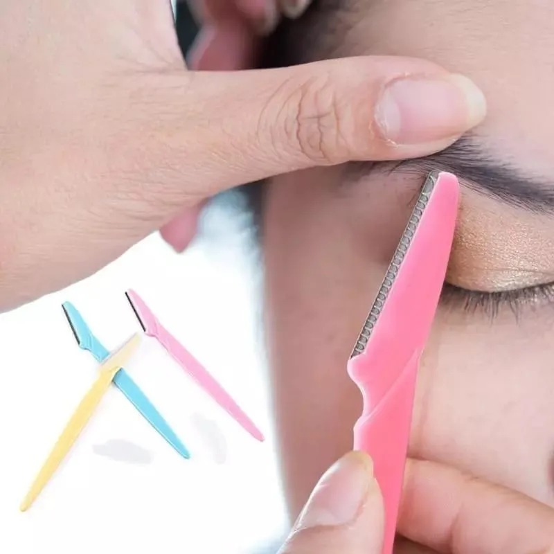 3da7b8d4ccb26a11807c6178bf5f1e38 Pack of 3 Tinkle Eyebrow & Facial Hair Razor for Women - Image 3