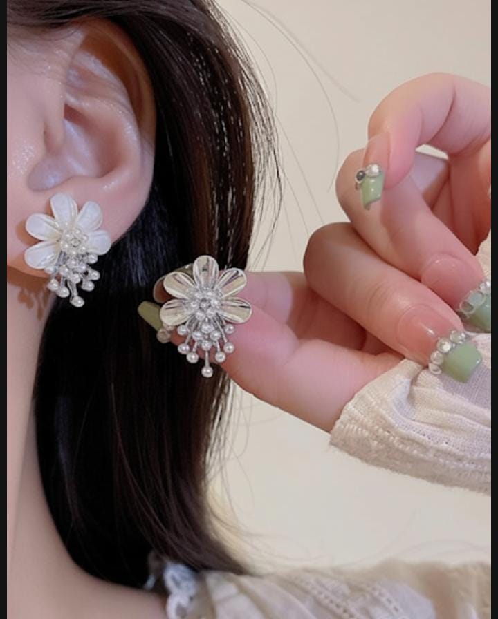 49a588490ec25afafabc17be5e12fbe2 ZJX-162 Flower Pearl Korean Earrings – Elegant Design, Stylish Fashion Accessory for Women - Image 5