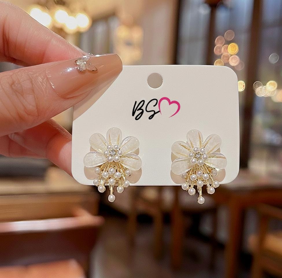 68a42899583eecfb96f17ffef2770e50 ZJX-162 Flower Pearl Korean Earrings – Elegant Design, Stylish Fashion Accessory for Women - Image 3
