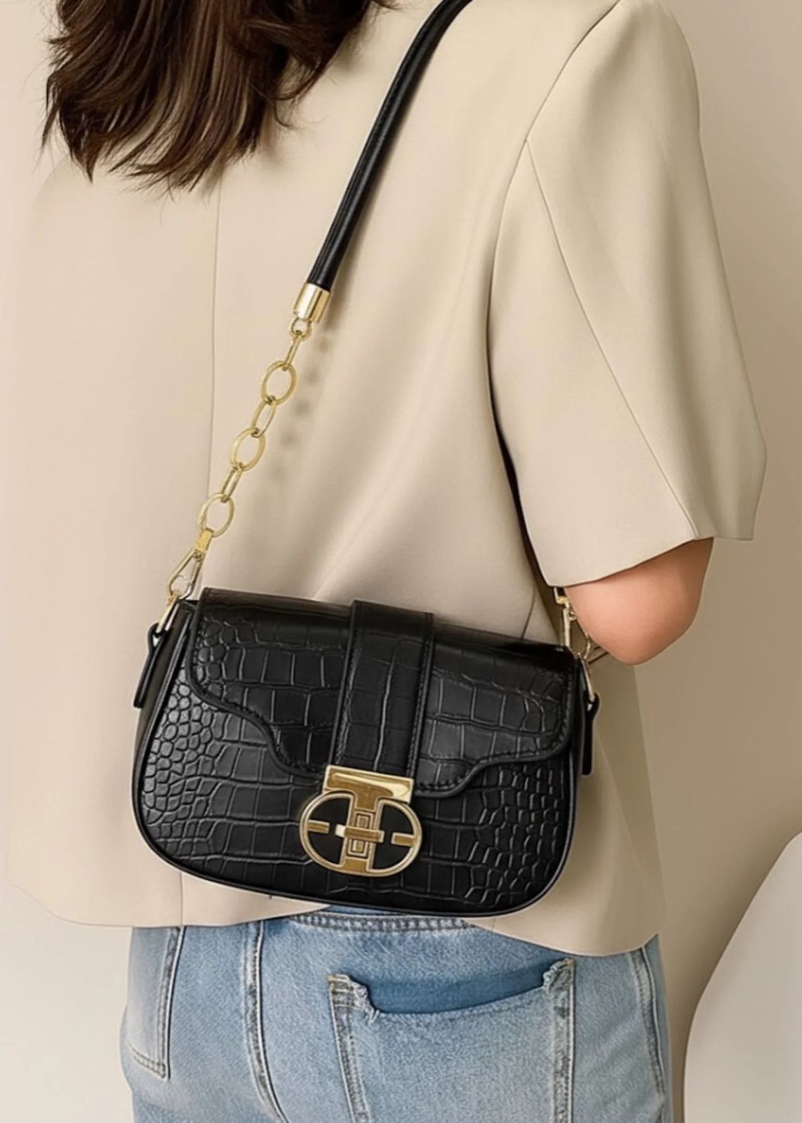 818139aeff8d81e7ad3e4d5ae42e5e90 Structured Croc-Embossed Faux Leather Shoulder Bag with Gold-Tone Chain Accent and Geometric Clasp