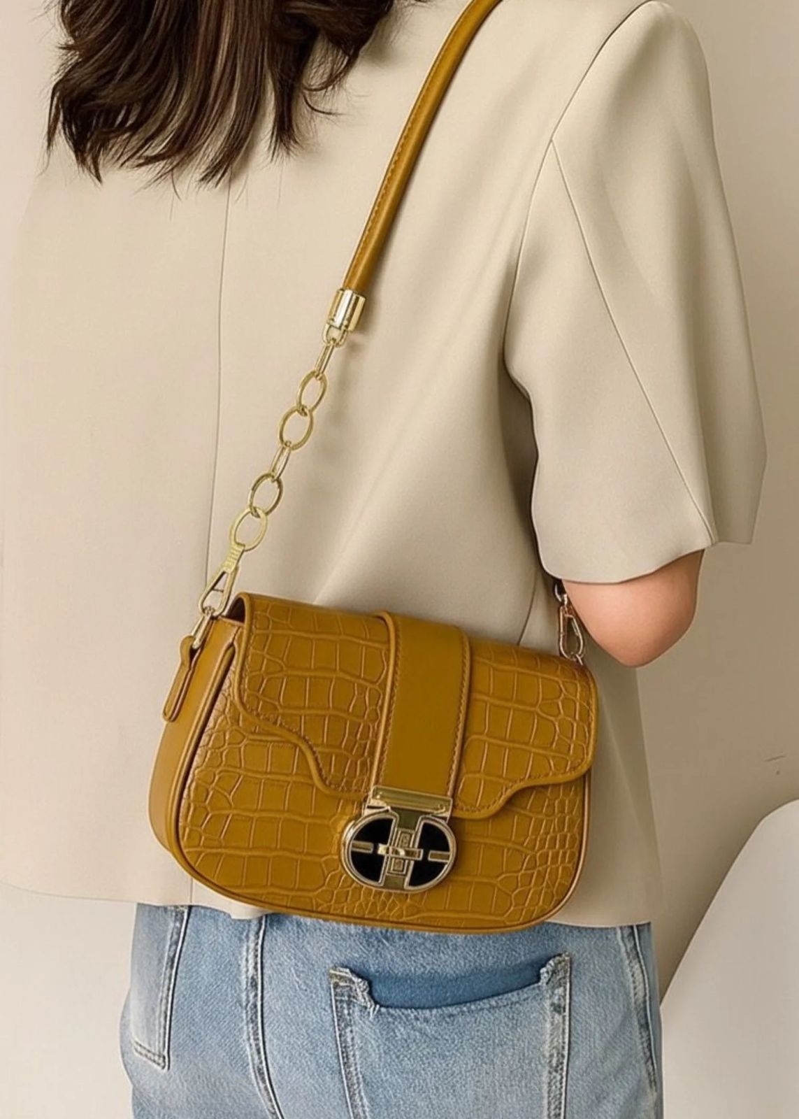 859034e41b2e0b6c715210865da1dbbe Structured Croc-Embossed Faux Leather Shoulder Bag with Gold-Tone Chain Accent and Geometric Clasp - Image 3