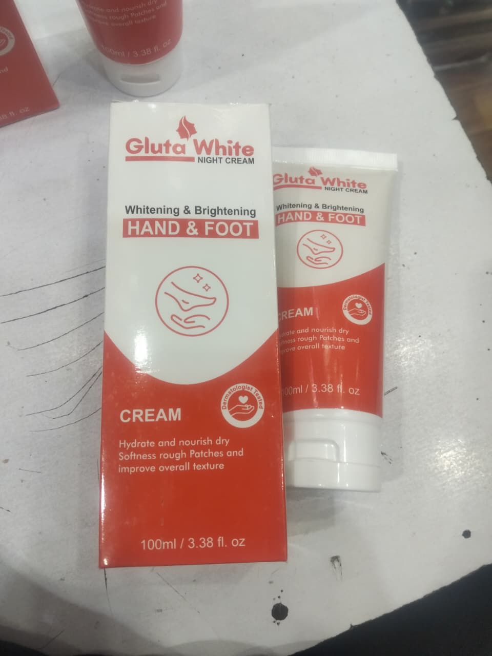 92bbf98596433237d4f98de4a19cd611 Gluta White Hand & Foot Whitening & Brightening Cream – Professional Formula for Radiant, Even-Toned Skin ( 100ml ) - Image 4