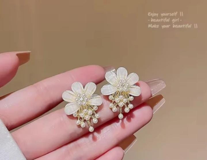 960dc6ffec62f8b6679c214d4e1649e7 ZJX-162 Flower Pearl Korean Earrings – Elegant Design, Stylish Fashion Accessory for Women
