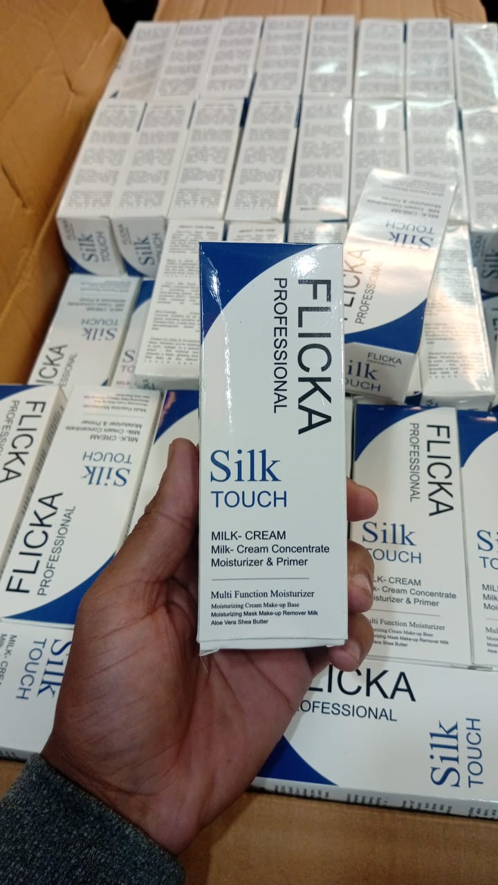 9bf3a84fa250fcc2299fc1ecad2e064f FLiCKA Silk Touch 3‑in‑1 Moisturizer & PrimerHydrates and nourishes skinLightweight, long‑lasting formulaMinimizes pores - Image 5