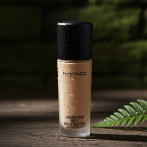 MAC Studio Fix Fluid SPF 15 Foundation – Shade NC20 | 24-Hour Wear, Oil-Free, Natural Matte Finish, Medium-to-Full Cover