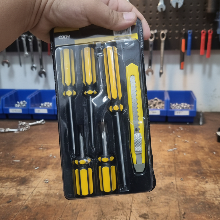 Gemini_Generated_Image_ldqc2hldqc2hldqc Set of 5 Screwdrivers & 1 Cutter – High Quality Hand Tool Kit with 2 Straight, 3 Cross Screwdrivers & Sharp Cutt - Image 5