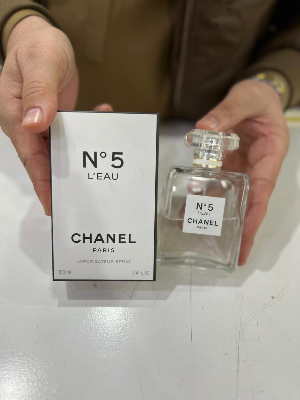 a4889f81da2afd0cffbee6d6f59172e7 The Radiance of Modern Elegance: Chanel No. 5 L’Eau – A Luminous Reinterpretation of a Fragrance Icon - Image 4