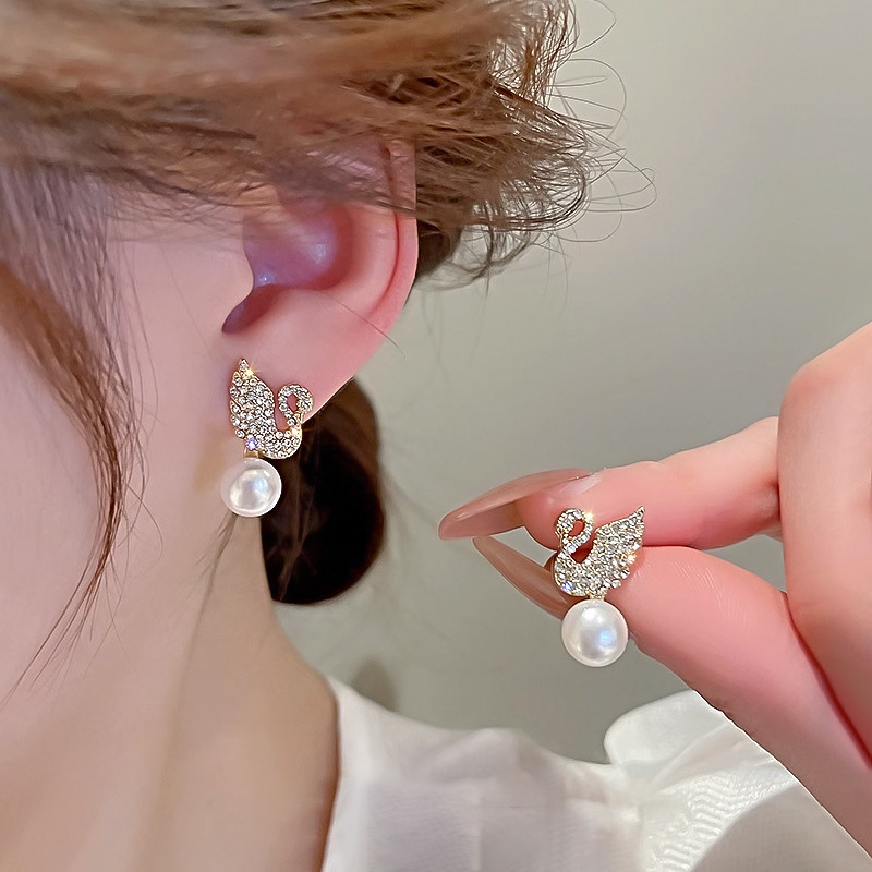 c6ffce6a80f84ce7fb3977f2c1eeec8d ZJE-911 Swan Pearl Earrings – Elegant Korean Style Jewellery , Stylish Accessory for Women - Image 4