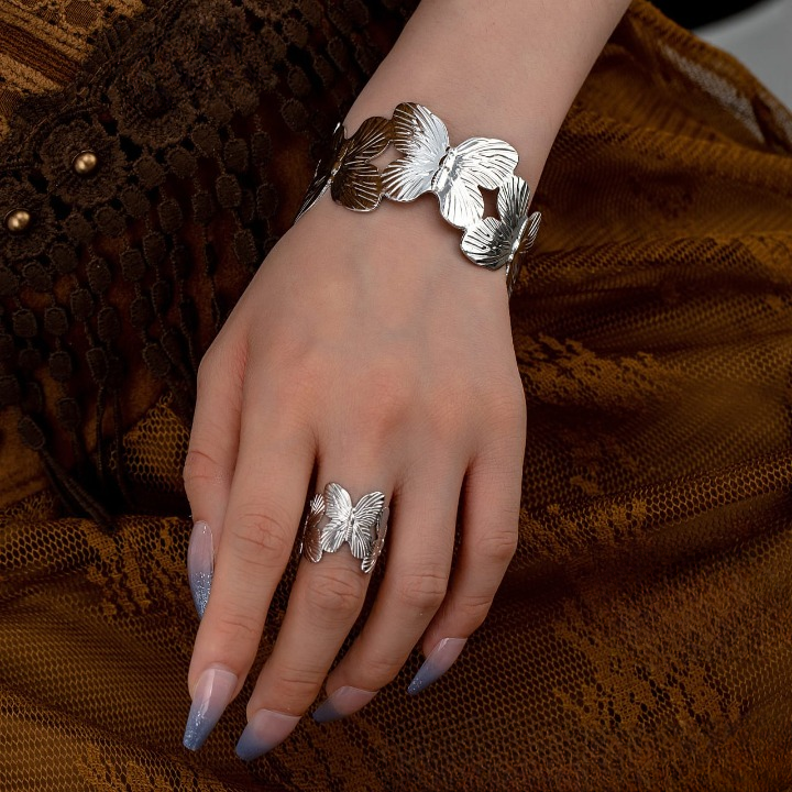 d88cad006ea9f03c9e922b4a009a110e Stylish Alloy Hand Cuff Ring Set – Adjustable Fashion Jewelry for Women in Silver & Golden (SKU: QST-166) - Image 3