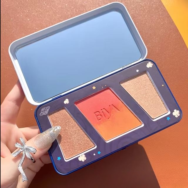 db2b1ad95a231106a2adbf22072041d2_cleanup 3 in 1 Colors Facial Blush Gradual Powder Blusher Shimmer Highlighter Three-dimensional Brightening Powder Blusher Palet - Image 4