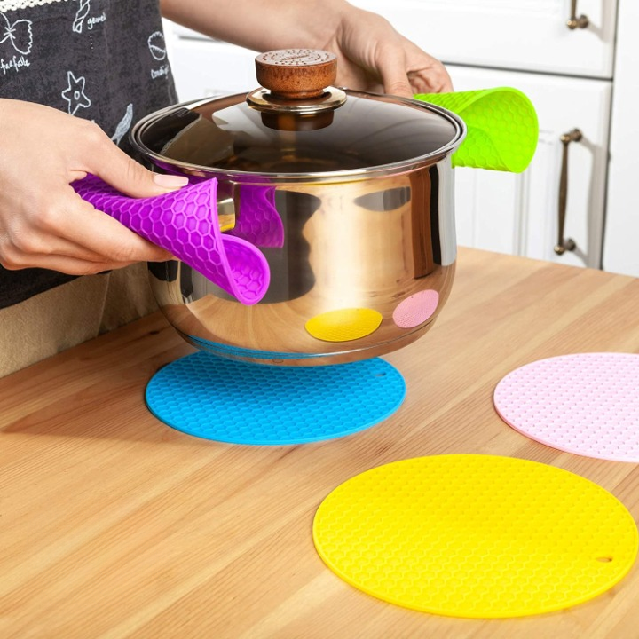 Multifunction Heat Resistant Silicone Mat Nonslip Pads Pot Holder Table Place mat (random color)